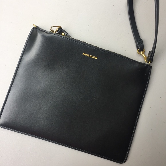 Anne Klein Handbags - 🚨MOVING SOON🚨 Ann Klein wristlet clutch